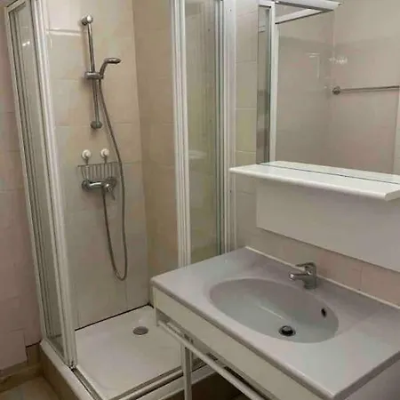 Apartment 1 Bedroom Flat In The Street