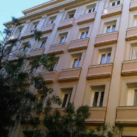 Apartment 1 Bedroom Flat In The Street *