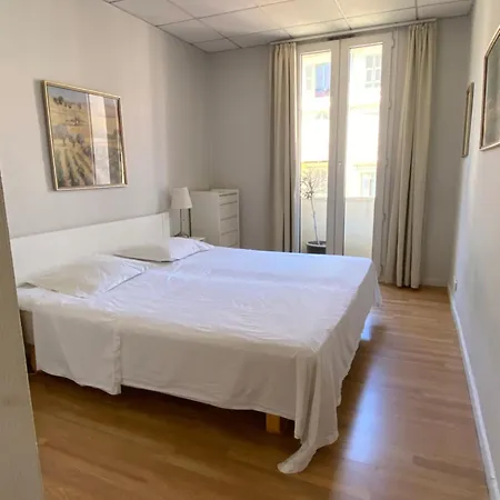 Apartment 1 Bedroom Flat In The Street Nizza