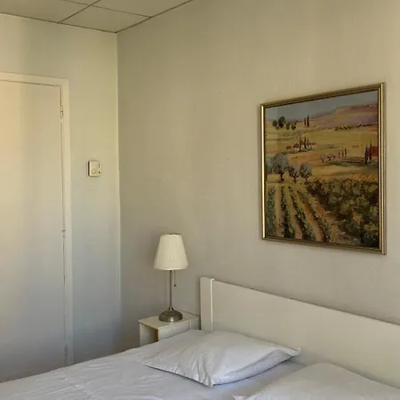 1 Bedroom Flat In The Street