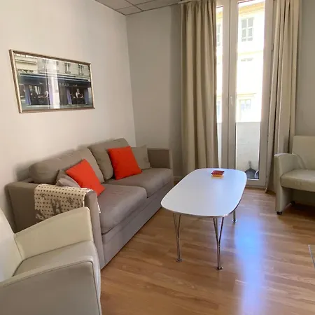 1 Bedroom Flat In The Street *