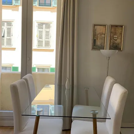 1 Bedroom Flat In The Street アパート ニース
