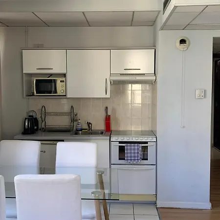 1 Bedroom Flat In The Street アパート