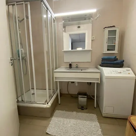 1 Bedroom Flat In The Street * ニース
